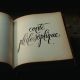 Photo d'un livre ouvert sur lequel on peut lire Conte Philosophique en calligraphie correspondant au Petit Prince